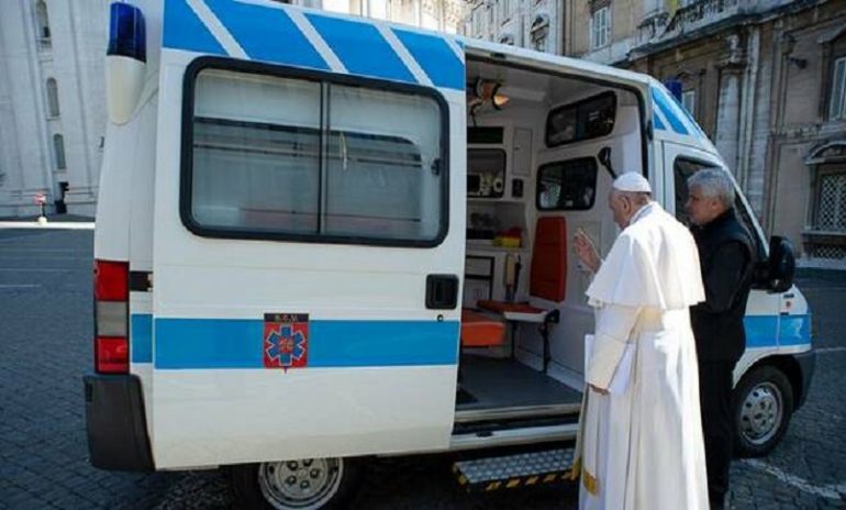 Torvaianica, papa Francesco dona vaccini antinfluenzali e tamponi a trans e homeless