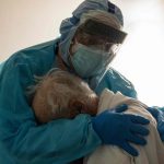 Un abbraccio, un simbolo