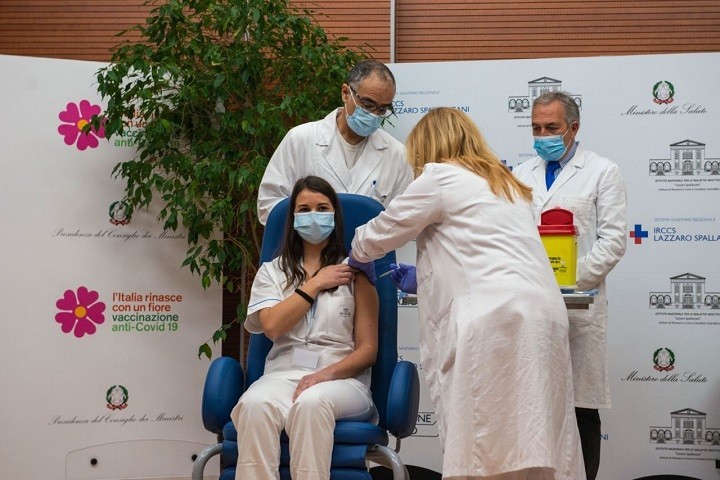 Vaccinata alle 7.20 la prima persona contro il Covid-19: è un’infermiera