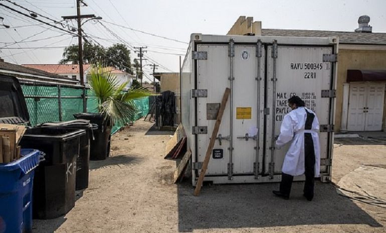 Coronavirus, a Los Angeles mancano le bare: impresa funebre affitta camion-frigo