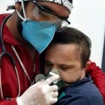 Coronavirus, abbraccio dell'infermiere a ragazzo con sindrome di Down diventa virale: gesto di grande umanità dal Brasile