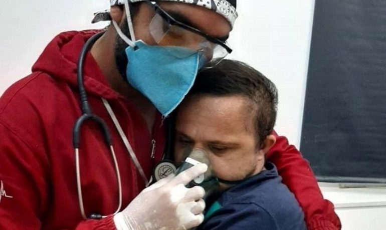 Coronavirus, abbraccio dell'infermiere a ragazzo con sindrome di Down diventa virale: gesto di grande umanità dal Brasile