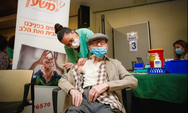 Coronavirus, buone notizie da Israele: positivi in netto calo dopo la prima dose del vaccino Pfizer