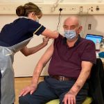 Coronavirus, è un 82enne in dialisi il primo paziente a ricevere il vaccino AstraZeneca in Uk