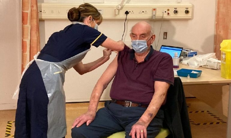 Coronavirus, è un 82enne in dialisi il primo paziente a ricevere il vaccino AstraZeneca in Uk