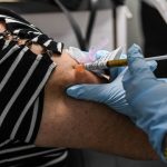 Coronavirus, in Puglia si indaga su vaccini a persone fuori lista. Emiliano: "Reato punibile con l’arresto"