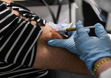 Coronavirus, in Puglia si indaga su vaccini a persone fuori lista. Emiliano: "Reato punibile con l’arresto"