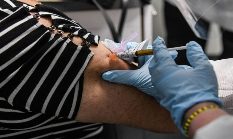 Coronavirus, in Puglia si indaga su vaccini a persone fuori lista. Emiliano: "Reato punibile con l’arresto"