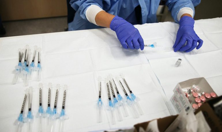 Coronavirus, vaccini in ritardo: l'Avvocatura dello Stato prepara l'azione legale contro Pfizer (e AstraZeneca?)