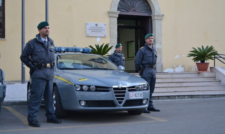 Falsi certificati per giustificare assenze in caserma: indagati finanziere e medico in Salento