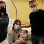 Papà fa nascere il figlio in 12 minuti grazie alla videochiamata con l’infermiera del 118