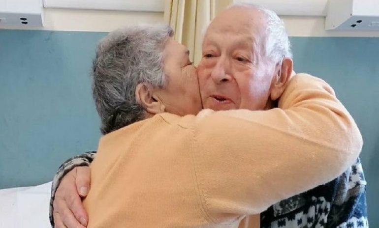 Pistoia, l'amore è più forte del Covid: anziani coniugi festeggiano anniversario in ospedale