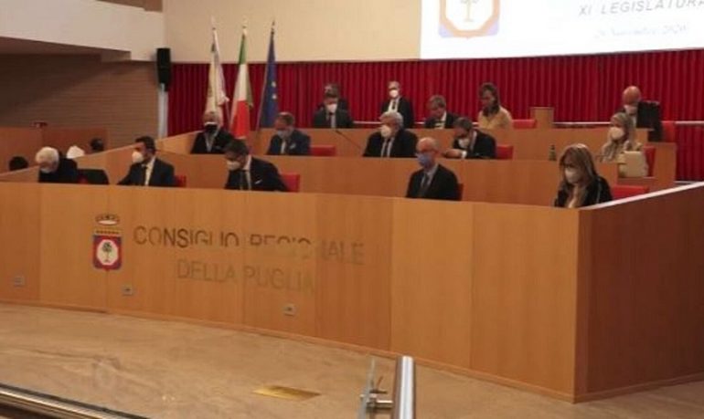 Puglia, opposizione all'attacco: "Vaccino anti-Covid somministrato a chi non ne ha diritto?"