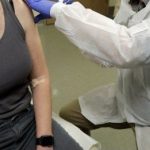 Vaccina abusivamente la moglie: indagato infermiere nel Pavese