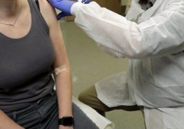 Vaccina abusivamente la moglie: indagato infermiere nel Pavese