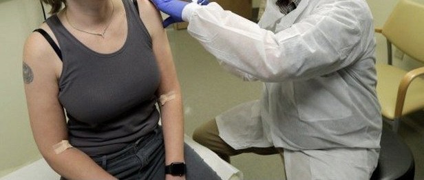 Vaccina abusivamente la moglie: indagato infermiere nel Pavese