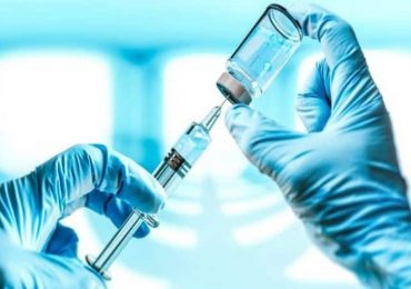AstraZeneca e Pfizer: "Non vendiamo il vaccino al settore privato"