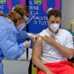 Coronavirus, è un giovane infermiere il primo vaccinato con lo Sputnik a San Marino
