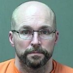 Coronavirus, il farmacista che in Usa ha distrutto 500 dosi di vaccino è un terrapiattista