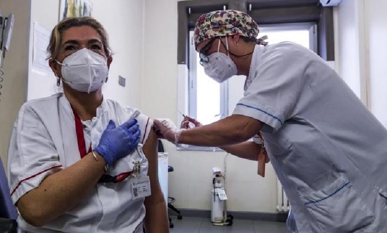 Coronavirus, Omceo Bologna valuta sanzioni contro i medici che rifiutano il vaccino