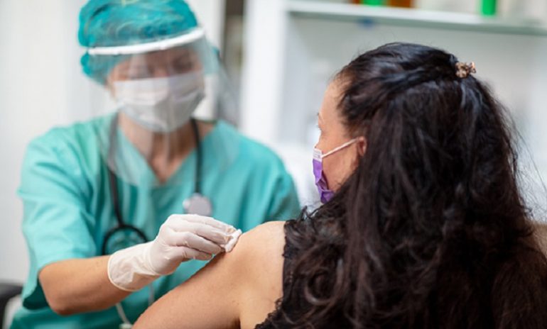 Coronavirus, vaccino a persone fuori lista in Puglia: matassa difficile da sbrogliare
