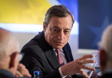 Draghi sulle vaccinazioni: "ricorrere alla protezione civile, alle forze armate, ai tanti volontari"