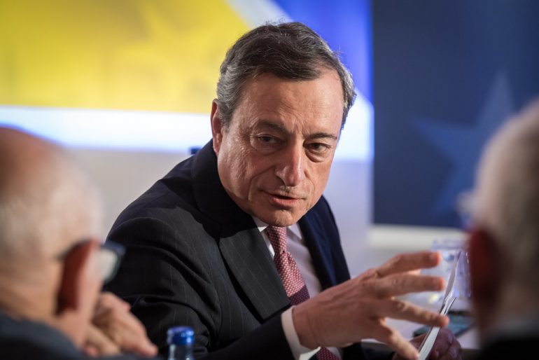 Draghi sulle vaccinazioni: "ricorrere alla protezione civile, alle forze armate, ai tanti volontari"