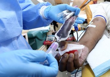 Il gesto dell'infermiere che dona il sangue sei volte per aiutare i malati gravi