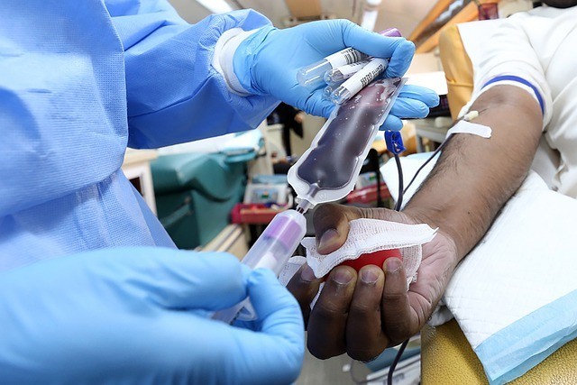 Il gesto dell'infermiere che dona il sangue sei volte per aiutare i malati gravi