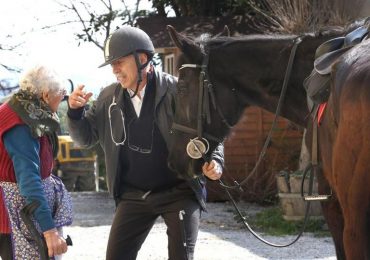 Nelle Langhe il medico si sposta a cavallo: "Faccio prima, e a volte la presenza di un animale aiuta i malati"