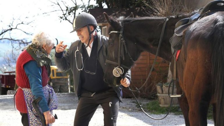 Nelle Langhe il medico si sposta a cavallo: "Faccio prima, e a volte la presenza di un animale aiuta i malati"