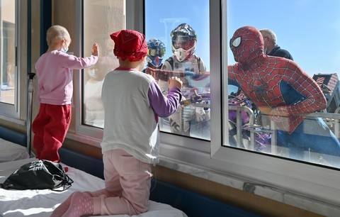 Il Covid-19 non ferma le sorprese per i piccoli pazienti: i supereroi   appaiono dalle finestre del Gaslini
