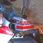 Ambulanza in urgenza si schianta contro muro: infermiere in gravissime condizioni