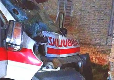 Ambulanza in urgenza si schianta contro muro: infermiere in gravissime condizioni