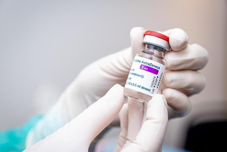 L'AIFA annuncia lo stop al vaccino AstraZeneca in Italia 3