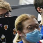 Coronavirus, in aumento la sindrome dell'occhio secco: colpa anche della mascherina