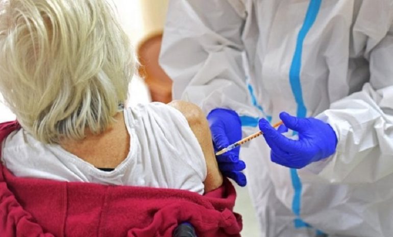 Coronavirus, primi effetti del vaccino nelle Rsa: in calo incidenza e decessi