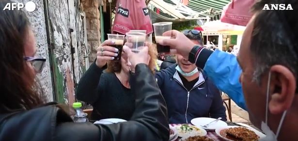 Israele, 40% della popolazione è vaccinato, riaprono i ristoranti