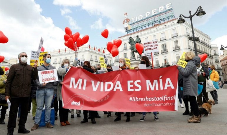 Spagna, via libera a eutanasia e suicidio assistito