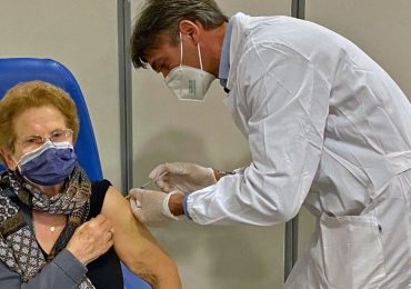 Vaccini anti-Covid, il dg dell'Ulss 4 Veneto Orientale torna a fare l'infermiere