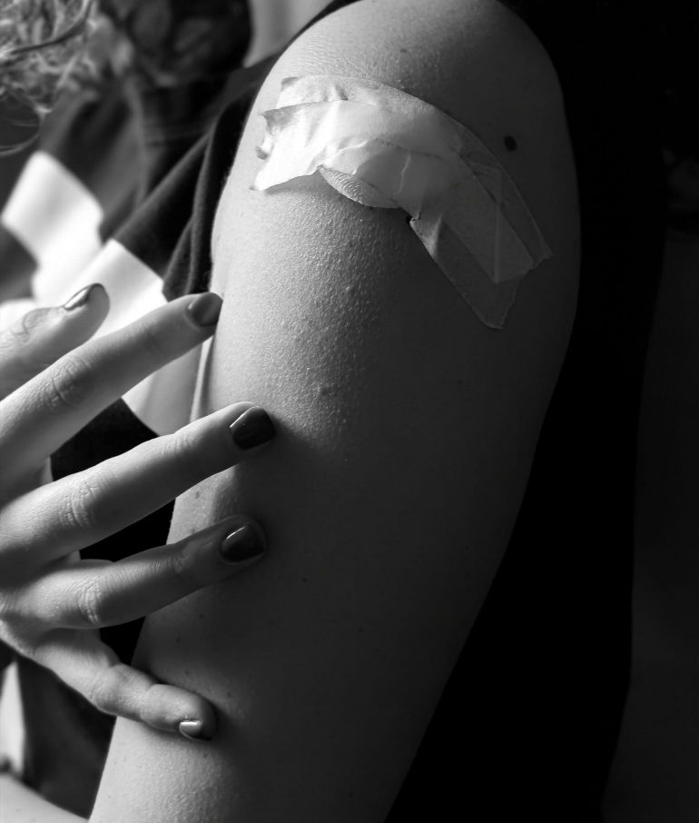 Vaccinazione anti Covid a studenti infermieri: "Anche se il timore avrà più argomenti, scegli la speranza".