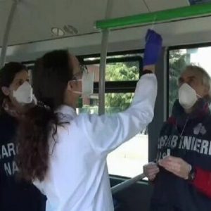 Coronavirus, controlli dei Nas sui mezzi di trasporto pubblico: 26 positivi tra bus e treni locali