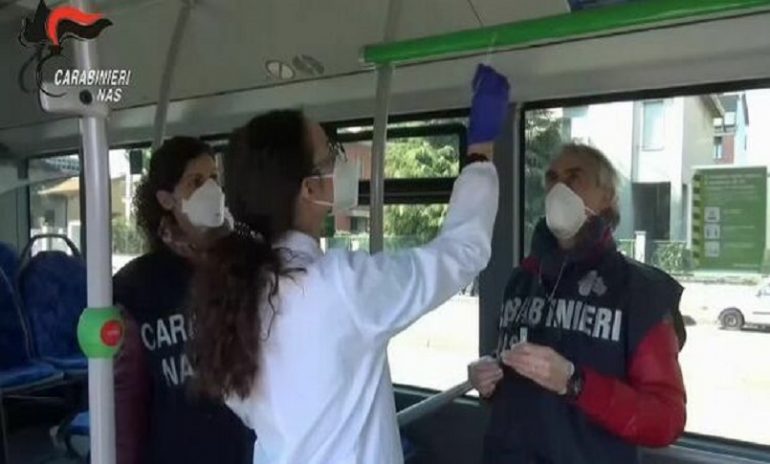 Coronavirus, controlli dei Nas sui mezzi di trasporto pubblico: 26 positivi tra bus e treni locali