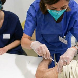 Coronavirus, stop ad AstraZeneca in Lombardia. Decolla la campagna vaccinale