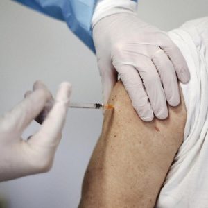 Falconara (Ancona), soluzione fisiologica iniettata al posto del vaccino anti-Covid: indagato medico di famiglia