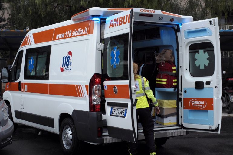Minorenni annoiati rubano ambulanza mentre i sanitari soccorrono paziente in gravi condizioni
