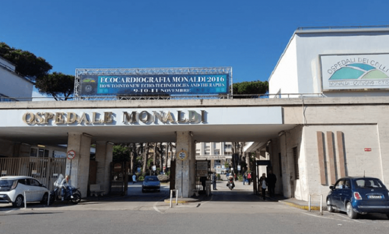 Napoli, caos al Monaldi: parenti di una donna deceduta per Covid aggrediscono oss