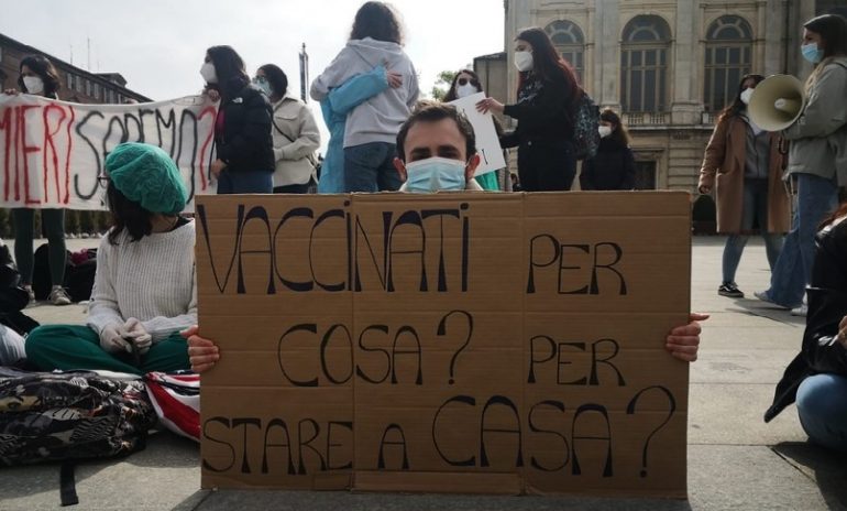 Torino, studenti di Infermieristica in piazza: "Vaccinati contro il Covid, ma privati del tirocinio"