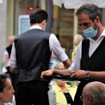 Al ristorante via limite di 4 persone a tavola e niente mascherine quando si è seduti