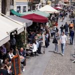 Coronavirus, l’Italia riparte: coprifuoco e riaperture